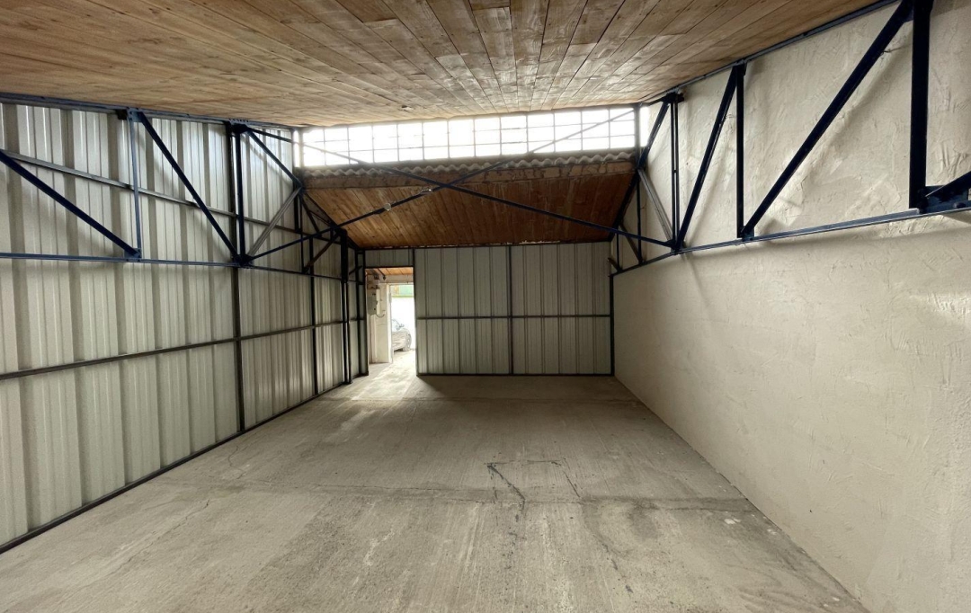 SISYPHE immobilier : Garage / Parking | PEYROLLES-EN-PROVENCE (13860) | 42 m2 | 400 € 